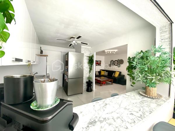 CANNES – BANANE | 65 M² | DERNIER ÉTAGE | TERRASSE 18 M² | 2 CHAMBRES | FORT POTENTIEL LOCATIF
EXCLUSIVITÉ 

À seulement 10 minutes à pied des plages, au cœur du très recherché secteur de la Banane, découvrez ce superbe appartement de 65 m² habitables, situé au 4ᵉ et dernier étage d’un bel immeuble rénové.
Traversant et exposé plein sud, cet appartement entièrement refait à neuf bénéficie d’une belle luminosité et d’une configuration particulièrement adaptée à un investissement d'habitation principale ou locatif.

UN APPARTEMENT ENTIÈREMENT RÉNOVÉ

L’appartement se compose d’une grande pièce à vivre lumineuse et climatisée, d’une cuisine américaine entièrement aménagée, d'une salle de douche et de toilettes indépendants, d'une grande chambre climatisée avec placard et d'un bureau actuellement utilisé en chambre avec fenêtres double vitrage et volets électriques.
Il bénéficie également d’une belle loggia fermée et d’une remarquable terrasse extérieure de 18 m², véritable prolongement de l’espace de vie.

Une télévision est installée dans chaque pièce, un équipement particulièrement adapté à la location.
Les prestations sont soignées : sols en carrelage blanc, nombreuses prises électriques et appartement entièrement rénové, prêt à vivre ou à louer.

DES MENUISERIES NEUVES ET UNE COPROPRIÉTÉ SANS TRAVAUX À PRÉVOIR

Autre atout majeur : les baies vitrées en double vitrage ont été remplacées cette année, apportant confort thermique, isolation et luminosité.
La copropriété a également fait l’objet d’importants travaux d’entretien récemment :

● Parties communes entièrement rénovées cette année
● Ravalement de façade réalisé récemment
● Aucun travaux de copropriété à prévoir

Un véritable avantage pour un acquéreur, et notamment pour un investisseur souhaitant maîtriser ses dépenses et bénéficier d’un bien immédiatement exploitable.
Une cave complète le bien. Idéal pour stocker ses affaires personnelles en cas de location saisonnière.
Dans la cour de la copropriété, des places de stationnement libres permettent également de se garer.

UN EMPLACEMENT PRIVILÉGIÉ
À proximité immédiate des commerces, transports, écoles, lycées et de la gare, et à seulement 10 minutes à pied des plages, il offre une localisation idéale pour un investissement à Cannes.

DES CHARGES PARTICULIÈREMENT MAÎTRISÉES

● Charges de copropriété : environ 460 € par trimestre
● Électricité : environ 67 € par mois

RECAPITULATIF 
● 65 m2 habitable + 18 m2 de terrasse
● 4ᵉ et dernier étage avec ascenseur
● Exposition plein sud
● Appartement traversant
● Climatisation réversible
● Baies vitrées double vitrage neuves
● Cave
● Place de parking libre dans la cours
● Aucun travaux de copropriété à prévoir

UN INVESTISSEMENT CLÉ EN MAIN
Emplacement recherché, 65 m² habitables, deux chambres, terrasse de 18 m², dernier étage, exposition plein sud, rénovation complète, menuiseries neuves, copropriété récemment rénovée et absence de travaux à prévoir : un ensemble d’atouts particulièrement recherché sur le marché cannois.
Un appartement clé en main, offrant un excellent potentiel locatif et idéal pour un investisseur souhaitant acquérir un bien dans la Banane de Cannes avec des charges maîtrisées et sans travaux importants à anticiper.
À visiter rapidement.