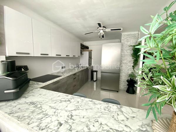 CANNES – BANANE | 65 M² | DERNIER ÉTAGE | TERRASSE 18 M² | 2 CHAMBRES | FORT POTENTIEL LOCATIF
EXCLUSIVITÉ 

À seulement 10 minutes à pied des plages, au cœur du très recherché secteur de la Banane, découvrez ce superbe appartement de 65 m² habitables, situé au 4ᵉ et dernier étage d’un bel immeuble rénové.
Traversant et exposé plein sud, cet appartement entièrement refait à neuf bénéficie d’une belle luminosité et d’une configuration particulièrement adaptée à un investissement d'habitation principale ou locatif.

UN APPARTEMENT ENTIÈREMENT RÉNOVÉ

L’appartement se compose d’une grande pièce à vivre lumineuse et climatisée, d’une cuisine américaine entièrement aménagée, d'une salle de douche et de toilettes indépendants, d'une grande chambre climatisée avec placard et d'un bureau actuellement utilisé en chambre avec fenêtres double vitrage et volets électriques.
Il bénéficie également d’une belle loggia fermée et d’une remarquable terrasse extérieure de 18 m², véritable prolongement de l’espace de vie.

Une télévision est installée dans chaque pièce, un équipement particulièrement adapté à la location.
Les prestations sont soignées : sols en carrelage blanc, nombreuses prises électriques et appartement entièrement rénové, prêt à vivre ou à louer.

DES MENUISERIES NEUVES ET UNE COPROPRIÉTÉ SANS TRAVAUX À PRÉVOIR

Autre atout majeur : les baies vitrées en double vitrage ont été remplacées cette année, apportant confort thermique, isolation et luminosité.
La copropriété a également fait l’objet d’importants travaux d’entretien récemment :

● Parties communes entièrement rénovées cette année
● Ravalement de façade réalisé récemment
● Aucun travaux de copropriété à prévoir

Un véritable avantage pour un acquéreur, et notamment pour un investisseur souhaitant maîtriser ses dépenses et bénéficier d’un bien immédiatement exploitable.
Une cave complète le bien. Idéal pour stocker ses affaires personnelles en cas de location saisonnière.
Dans la cour de la copropriété, des places de stationnement libres permettent également de se garer.

UN EMPLACEMENT PRIVILÉGIÉ
À proximité immédiate des commerces, transports, écoles, lycées et de la gare, et à seulement 10 minutes à pied des plages, il offre une localisation idéale pour un investissement à Cannes.

DES CHARGES PARTICULIÈREMENT MAÎTRISÉES

● Charges de copropriété : environ 460 € par trimestre
● Électricité : environ 67 € par mois

RECAPITULATIF 
● 65 m2 habitable + 18 m2 de terrasse
● 4ᵉ et dernier étage avec ascenseur
● Exposition plein sud
● Appartement traversant
● Climatisation réversible
● Baies vitrées double vitrage neuves
● Cave
● Place de parking libre dans la cours
● Aucun travaux de copropriété à prévoir

UN INVESTISSEMENT CLÉ EN MAIN
Emplacement recherché, 65 m² habitables, deux chambres, terrasse de 18 m², dernier étage, exposition plein sud, rénovation complète, menuiseries neuves, copropriété récemment rénovée et absence de travaux à prévoir : un ensemble d’atouts particulièrement recherché sur le marché cannois.
Un appartement clé en main, offrant un excellent potentiel locatif et idéal pour un investisseur souhaitant acquérir un bien dans la Banane de Cannes avec des charges maîtrisées et sans travaux importants à anticiper.
À visiter rapidement.