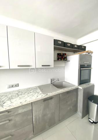 CANNES – BANANE | 65 M² | DERNIER ÉTAGE | TERRASSE 18 M² | 2 CHAMBRES | FORT POTENTIEL LOCATIF
EXCLUSIVITÉ 

À seulement 10 minutes à pied des plages, au cœur du très recherché secteur de la Banane, découvrez ce superbe appartement de 65 m² habitables, situé au 4ᵉ et dernier étage d’un bel immeuble rénové.
Traversant et exposé plein sud, cet appartement entièrement refait à neuf bénéficie d’une belle luminosité et d’une configuration particulièrement adaptée à un investissement d'habitation principale ou locatif.

UN APPARTEMENT ENTIÈREMENT RÉNOVÉ

L’appartement se compose d’une grande pièce à vivre lumineuse et climatisée, d’une cuisine américaine entièrement aménagée, d'une salle de douche et de toilettes indépendants, d'une grande chambre climatisée avec placard et d'un bureau actuellement utilisé en chambre avec fenêtres double vitrage et volets électriques.
Il bénéficie également d’une belle loggia fermée et d’une remarquable terrasse extérieure de 18 m², véritable prolongement de l’espace de vie.

Une télévision est installée dans chaque pièce, un équipement particulièrement adapté à la location.
Les prestations sont soignées : sols en carrelage blanc, nombreuses prises électriques et appartement entièrement rénové, prêt à vivre ou à louer.

DES MENUISERIES NEUVES ET UNE COPROPRIÉTÉ SANS TRAVAUX À PRÉVOIR

Autre atout majeur : les baies vitrées en double vitrage ont été remplacées cette année, apportant confort thermique, isolation et luminosité.
La copropriété a également fait l’objet d’importants travaux d’entretien récemment :

● Parties communes entièrement rénovées cette année
● Ravalement de façade réalisé récemment
● Aucun travaux de copropriété à prévoir

Un véritable avantage pour un acquéreur, et notamment pour un investisseur souhaitant maîtriser ses dépenses et bénéficier d’un bien immédiatement exploitable.
Une cave complète le bien. Idéal pour stocker ses affaires personnelles en cas de location saisonnière.
Dans la cour de la copropriété, des places de stationnement libres permettent également de se garer.

UN EMPLACEMENT PRIVILÉGIÉ
À proximité immédiate des commerces, transports, écoles, lycées et de la gare, et à seulement 10 minutes à pied des plages, il offre une localisation idéale pour un investissement à Cannes.

DES CHARGES PARTICULIÈREMENT MAÎTRISÉES

● Charges de copropriété : environ 460 € par trimestre
● Électricité : environ 67 € par mois

RECAPITULATIF 
● 65 m2 habitable + 18 m2 de terrasse
● 4ᵉ et dernier étage avec ascenseur
● Exposition plein sud
● Appartement traversant
● Climatisation réversible
● Baies vitrées double vitrage neuves
● Cave
● Place de parking libre dans la cours
● Aucun travaux de copropriété à prévoir

UN INVESTISSEMENT CLÉ EN MAIN
Emplacement recherché, 65 m² habitables, deux chambres, terrasse de 18 m², dernier étage, exposition plein sud, rénovation complète, menuiseries neuves, copropriété récemment rénovée et absence de travaux à prévoir : un ensemble d’atouts particulièrement recherché sur le marché cannois.
Un appartement clé en main, offrant un excellent potentiel locatif et idéal pour un investisseur souhaitant acquérir un bien dans la Banane de Cannes avec des charges maîtrisées et sans travaux importants à anticiper.
À visiter rapidement.