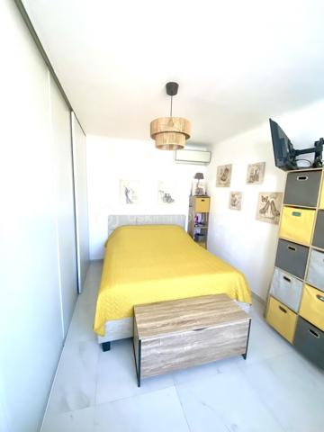 CANNES – BANANE | 65 M² | DERNIER ÉTAGE | TERRASSE 18 M² | 2 CHAMBRES | FORT POTENTIEL LOCATIF
EXCLUSIVITÉ 

À seulement 10 minutes à pied des plages, au cœur du très recherché secteur de la Banane, découvrez ce superbe appartement de 65 m² habitables, situé au 4ᵉ et dernier étage d’un bel immeuble rénové.
Traversant et exposé plein sud, cet appartement entièrement refait à neuf bénéficie d’une belle luminosité et d’une configuration particulièrement adaptée à un investissement d'habitation principale ou locatif.

UN APPARTEMENT ENTIÈREMENT RÉNOVÉ

L’appartement se compose d’une grande pièce à vivre lumineuse et climatisée, d’une cuisine américaine entièrement aménagée, d'une salle de douche et de toilettes indépendants, d'une grande chambre climatisée avec placard et d'un bureau actuellement utilisé en chambre avec fenêtres double vitrage et volets électriques.
Il bénéficie également d’une belle loggia fermée et d’une remarquable terrasse extérieure de 18 m², véritable prolongement de l’espace de vie.

Une télévision est installée dans chaque pièce, un équipement particulièrement adapté à la location.
Les prestations sont soignées : sols en carrelage blanc, nombreuses prises électriques et appartement entièrement rénové, prêt à vivre ou à louer.

DES MENUISERIES NEUVES ET UNE COPROPRIÉTÉ SANS TRAVAUX À PRÉVOIR

Autre atout majeur : les baies vitrées en double vitrage ont été remplacées cette année, apportant confort thermique, isolation et luminosité.
La copropriété a également fait l’objet d’importants travaux d’entretien récemment :

● Parties communes entièrement rénovées cette année
● Ravalement de façade réalisé récemment
● Aucun travaux de copropriété à prévoir

Un véritable avantage pour un acquéreur, et notamment pour un investisseur souhaitant maîtriser ses dépenses et bénéficier d’un bien immédiatement exploitable.
Une cave complète le bien. Idéal pour stocker ses affaires personnelles en cas de location saisonnière.
Dans la cour de la copropriété, des places de stationnement libres permettent également de se garer.

UN EMPLACEMENT PRIVILÉGIÉ
À proximité immédiate des commerces, transports, écoles, lycées et de la gare, et à seulement 10 minutes à pied des plages, il offre une localisation idéale pour un investissement à Cannes.

DES CHARGES PARTICULIÈREMENT MAÎTRISÉES

● Charges de copropriété : environ 460 € par trimestre
● Électricité : environ 67 € par mois

RECAPITULATIF 
● 65 m2 habitable + 18 m2 de terrasse
● 4ᵉ et dernier étage avec ascenseur
● Exposition plein sud
● Appartement traversant
● Climatisation réversible
● Baies vitrées double vitrage neuves
● Cave
● Place de parking libre dans la cours
● Aucun travaux de copropriété à prévoir

UN INVESTISSEMENT CLÉ EN MAIN
Emplacement recherché, 65 m² habitables, deux chambres, terrasse de 18 m², dernier étage, exposition plein sud, rénovation complète, menuiseries neuves, copropriété récemment rénovée et absence de travaux à prévoir : un ensemble d’atouts particulièrement recherché sur le marché cannois.
Un appartement clé en main, offrant un excellent potentiel locatif et idéal pour un investisseur souhaitant acquérir un bien dans la Banane de Cannes avec des charges maîtrisées et sans travaux importants à anticiper.
À visiter rapidement.