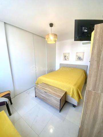 CANNES – BANANE | 65 M² | DERNIER ÉTAGE | TERRASSE 18 M² | 2 CHAMBRES | FORT POTENTIEL LOCATIF
EXCLUSIVITÉ 

À seulement 10 minutes à pied des plages, au cœur du très recherché secteur de la Banane, découvrez ce superbe appartement de 65 m² habitables, situé au 4ᵉ et dernier étage d’un bel immeuble rénové.
Traversant et exposé plein sud, cet appartement entièrement refait à neuf bénéficie d’une belle luminosité et d’une configuration particulièrement adaptée à un investissement d'habitation principale ou locatif.

UN APPARTEMENT ENTIÈREMENT RÉNOVÉ

L’appartement se compose d’une grande pièce à vivre lumineuse et climatisée, d’une cuisine américaine entièrement aménagée, d'une salle de douche et de toilettes indépendants, d'une grande chambre climatisée avec placard et d'un bureau actuellement utilisé en chambre avec fenêtres double vitrage et volets électriques.
Il bénéficie également d’une belle loggia fermée et d’une remarquable terrasse extérieure de 18 m², véritable prolongement de l’espace de vie.

Une télévision est installée dans chaque pièce, un équipement particulièrement adapté à la location.
Les prestations sont soignées : sols en carrelage blanc, nombreuses prises électriques et appartement entièrement rénové, prêt à vivre ou à louer.

DES MENUISERIES NEUVES ET UNE COPROPRIÉTÉ SANS TRAVAUX À PRÉVOIR

Autre atout majeur : les baies vitrées en double vitrage ont été remplacées cette année, apportant confort thermique, isolation et luminosité.
La copropriété a également fait l’objet d’importants travaux d’entretien récemment :

● Parties communes entièrement rénovées cette année
● Ravalement de façade réalisé récemment
● Aucun travaux de copropriété à prévoir

Un véritable avantage pour un acquéreur, et notamment pour un investisseur souhaitant maîtriser ses dépenses et bénéficier d’un bien immédiatement exploitable.
Une cave complète le bien. Idéal pour stocker ses affaires personnelles en cas de location saisonnière.
Dans la cour de la copropriété, des places de stationnement libres permettent également de se garer.

UN EMPLACEMENT PRIVILÉGIÉ
À proximité immédiate des commerces, transports, écoles, lycées et de la gare, et à seulement 10 minutes à pied des plages, il offre une localisation idéale pour un investissement à Cannes.

DES CHARGES PARTICULIÈREMENT MAÎTRISÉES

● Charges de copropriété : environ 460 € par trimestre
● Électricité : environ 67 € par mois

RECAPITULATIF 
● 65 m2 habitable + 18 m2 de terrasse
● 4ᵉ et dernier étage avec ascenseur
● Exposition plein sud
● Appartement traversant
● Climatisation réversible
● Baies vitrées double vitrage neuves
● Cave
● Place de parking libre dans la cours
● Aucun travaux de copropriété à prévoir

UN INVESTISSEMENT CLÉ EN MAIN
Emplacement recherché, 65 m² habitables, deux chambres, terrasse de 18 m², dernier étage, exposition plein sud, rénovation complète, menuiseries neuves, copropriété récemment rénovée et absence de travaux à prévoir : un ensemble d’atouts particulièrement recherché sur le marché cannois.
Un appartement clé en main, offrant un excellent potentiel locatif et idéal pour un investisseur souhaitant acquérir un bien dans la Banane de Cannes avec des charges maîtrisées et sans travaux importants à anticiper.
À visiter rapidement.