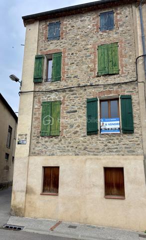 Immeuble de rapport situé au cœur du village de Vinça, bénéficiant d’une belle façade catalane typique et d’un emplacement recherché grâce à son lac, sa zone de baignade, ses animations estivales et sa proximité avec Perpignan (environ 25 min en train à 1€).

🔹 Composition de l’immeuble
4 appartements T2 d’environ 35 m² chacun

Compteurs électriques et eau déjà divisés

Idéal pour investisseurs souhaitant optimiser un bien à fort potentiel

Travaux de rénovation importants à prévoir (parties communes + intérieurs)

🔹 Rentabilité & location
Les appartements étaient loués en moyenne 420 à 450 €/mois en location à l’année, offrant une rentabilité attractive après rénovation.

🔹 Atouts du secteur
Village dynamique et touristique

Lac de Vinça, base de loisirs, baignade

Gare à proximité : Perpignan accessible en 25 min

Commerces, écoles, services à pied

🔹 Idéal pour
Investisseur cherchant un immeuble de rapport

Projet de colocation, location à l’année, ou location saisonnière après travaux

Valorisation patrimoniale grâce à la façade et à l’emplacement

À SAISIR RAPIDEMENT !