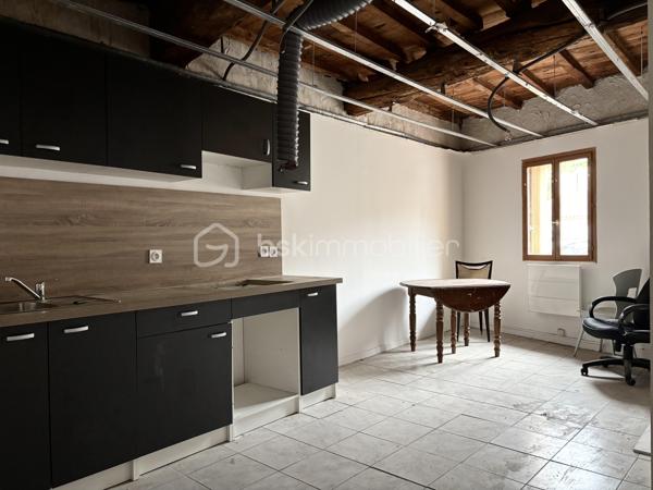 Immeuble de rapport situé au cœur du village de Vinça, bénéficiant d’une belle façade catalane typique et d’un emplacement recherché grâce à son lac, sa zone de baignade, ses animations estivales et sa proximité avec Perpignan (environ 25 min en train à 1€).

🔹 Composition de l’immeuble
4 appartements T2 d’environ 35 m² chacun

Compteurs électriques et eau déjà divisés

Idéal pour investisseurs souhaitant optimiser un bien à fort potentiel

Travaux de rénovation importants à prévoir (parties communes + intérieurs)

🔹 Rentabilité & location
Les appartements étaient loués en moyenne 420 à 450 €/mois en location à l’année, offrant une rentabilité attractive après rénovation.

🔹 Atouts du secteur
Village dynamique et touristique

Lac de Vinça, base de loisirs, baignade

Gare à proximité : Perpignan accessible en 25 min

Commerces, écoles, services à pied

🔹 Idéal pour
Investisseur cherchant un immeuble de rapport

Projet de colocation, location à l’année, ou location saisonnière après travaux

Valorisation patrimoniale grâce à la façade et à l’emplacement

À SAISIR RAPIDEMENT !
