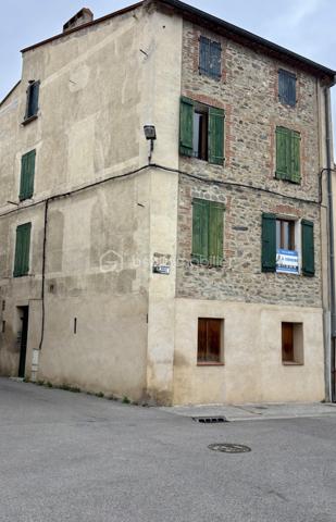 Immeuble de rapport situé au cœur du village de Vinça, bénéficiant d’une belle façade catalane typique et d’un emplacement recherché grâce à son lac, sa zone de baignade, ses animations estivales et sa proximité avec Perpignan (environ 25 min en train à 1€).

🔹 Composition de l’immeuble
4 appartements T2 d’environ 35 m² chacun

Compteurs électriques et eau déjà divisés

Idéal pour investisseurs souhaitant optimiser un bien à fort potentiel

Travaux de rénovation importants à prévoir (parties communes + intérieurs)

🔹 Rentabilité & location
Les appartements étaient loués en moyenne 420 à 450 €/mois en location à l’année, offrant une rentabilité attractive après rénovation.

🔹 Atouts du secteur
Village dynamique et touristique

Lac de Vinça, base de loisirs, baignade

Gare à proximité : Perpignan accessible en 25 min

Commerces, écoles, services à pied

🔹 Idéal pour
Investisseur cherchant un immeuble de rapport

Projet de colocation, location à l’année, ou location saisonnière après travaux

Valorisation patrimoniale grâce à la façade et à l’emplacement

À SAISIR RAPIDEMENT !