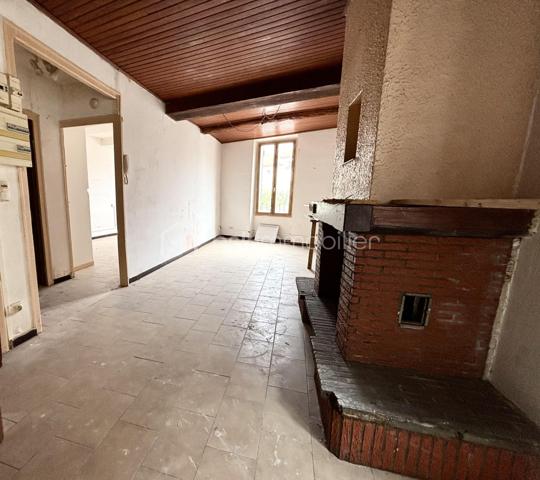 Immeuble de rapport situé au cœur du village de Vinça, bénéficiant d’une belle façade catalane typique et d’un emplacement recherché grâce à son lac, sa zone de baignade, ses animations estivales et sa proximité avec Perpignan (environ 25 min en train à 1€).

🔹 Composition de l’immeuble
4 appartements T2 d’environ 35 m² chacun

Compteurs électriques et eau déjà divisés

Idéal pour investisseurs souhaitant optimiser un bien à fort potentiel

Travaux de rénovation importants à prévoir (parties communes + intérieurs)

🔹 Rentabilité & location
Les appartements étaient loués en moyenne 420 à 450 €/mois en location à l’année, offrant une rentabilité attractive après rénovation.

🔹 Atouts du secteur
Village dynamique et touristique

Lac de Vinça, base de loisirs, baignade

Gare à proximité : Perpignan accessible en 25 min

Commerces, écoles, services à pied

🔹 Idéal pour
Investisseur cherchant un immeuble de rapport

Projet de colocation, location à l’année, ou location saisonnière après travaux

Valorisation patrimoniale grâce à la façade et à l’emplacement

À SAISIR RAPIDEMENT !