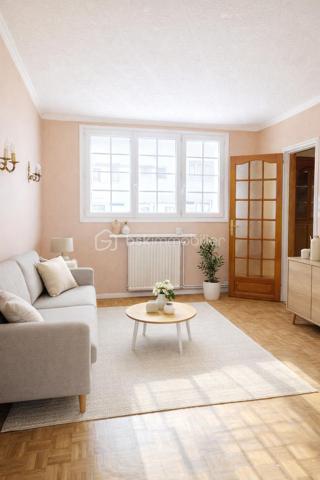 EXCLUSIVITE BSK IMMOBILIER. 
OPPORTUNITE A SAISIR.

Venez découvrir cette maison mitoyenne 5 PIECES  ( 85M2 environ ) +  UN SOUS  SOL TOTAL HORS SOL  (45M2 environ avec possibilité de faire une cuisine d été, bureau, salle de jeux)   , ideale pour une famille,  située dans un environnement paisible et recherché.
 Résidence la CHEVAUCHEE DE balizy- 
Composée: d une entrée avec rangements, cuisine aménagée et équipée,  séjour/ salon lumineux et  traversant parqueté,
wc séparé.
 A l étage: dégagement, 3 chambres parquetées, grande salle d'eau avec wc. 
 
SOUS SOL TOTAL : buanderie, cellier de 45 M2 en plus avec accès au jardinet clos.
Petite terrasse devant et à l arrière.
Jardinet clos de 140M2 avec chalet de jardin. 

LES + 
Combles (pour rangements)
Fenêtres PVC double vitrage, volets roulants électriques  récents.
A proximité des transports en commun ( TRAM T12, RER C) , écoles et commerces.

 Maison entretenue saine mais RAFRAICHISSEMENT A PREVOIR. 

Certaines photos ont été générées par IA afin de mieux vous projeter dans le potentiel du bien. 

A VISITER SANS TARDER.