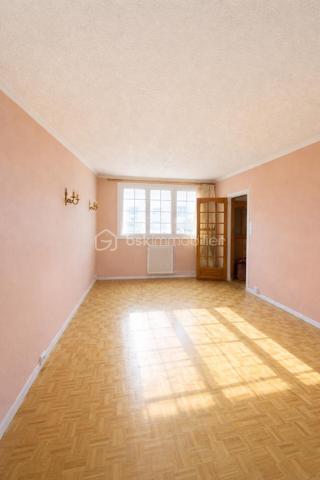 EXCLUSIVITE BSK IMMOBILIER. 
OPPORTUNITE A SAISIR.

Venez découvrir cette maison mitoyenne 5 PIECES  ( 85M2 environ ) +  UN SOUS  SOL TOTAL HORS SOL  (45M2 environ avec possibilité de faire une cuisine d été, bureau, salle de jeux)   , ideale pour une famille,  située dans un environnement paisible et recherché.
 Résidence la CHEVAUCHEE DE balizy- 
Composée: d une entrée avec rangements, cuisine aménagée et équipée,  séjour/ salon lumineux et  traversant parqueté,
wc séparé.
 A l étage: dégagement, 3 chambres parquetées, grande salle d'eau avec wc. 
 
SOUS SOL TOTAL : buanderie, cellier de 45 M2 en plus avec accès au jardinet clos.
Petite terrasse devant et à l arrière.
Jardinet clos de 140M2 avec chalet de jardin. 

LES + 
Combles (pour rangements)
Fenêtres PVC double vitrage, volets roulants électriques  récents.
A proximité des transports en commun ( TRAM T12, RER C) , écoles et commerces.

 Maison entretenue saine mais RAFRAICHISSEMENT A PREVOIR. 

Certaines photos ont été générées par IA afin de mieux vous projeter dans le potentiel du bien. 

A VISITER SANS TARDER.