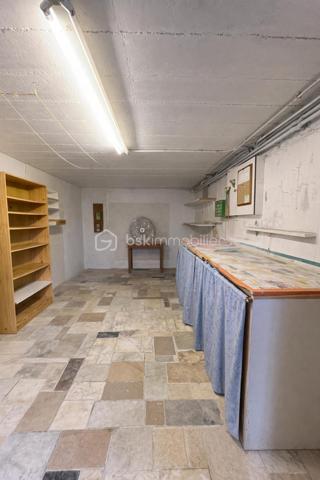 EXCLUSIVITE BSK IMMOBILIER. 
OPPORTUNITE A SAISIR.

Venez découvrir cette maison mitoyenne 5 PIECES  ( 85M2 environ ) +  UN SOUS  SOL TOTAL HORS SOL  (45M2 environ avec possibilité de faire une cuisine d été, bureau, salle de jeux)   , ideale pour une famille,  située dans un environnement paisible et recherché.
 Résidence la CHEVAUCHEE DE balizy- 
Composée: d une entrée avec rangements, cuisine aménagée et équipée,  séjour/ salon lumineux et  traversant parqueté,
wc séparé.
 A l étage: dégagement, 3 chambres parquetées, grande salle d'eau avec wc. 
 
SOUS SOL TOTAL : buanderie, cellier de 45 M2 en plus avec accès au jardinet clos.
Petite terrasse devant et à l arrière.
Jardinet clos de 140M2 avec chalet de jardin. 

LES + 
Combles (pour rangements)
Fenêtres PVC double vitrage, volets roulants électriques  récents.
A proximité des transports en commun ( TRAM T12, RER C) , écoles et commerces.

 Maison entretenue saine mais RAFRAICHISSEMENT A PREVOIR. 

Certaines photos ont été générées par IA afin de mieux vous projeter dans le potentiel du bien. 

A VISITER SANS TARDER.