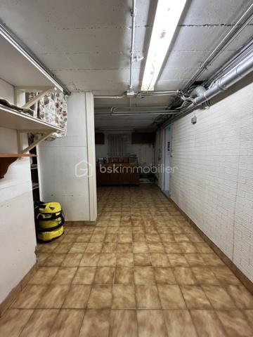 EXCLUSIVITE BSK IMMOBILIER. 
OPPORTUNITE A SAISIR.

Venez découvrir cette maison mitoyenne 5 PIECES  ( 85M2 environ ) +  UN SOUS  SOL TOTAL HORS SOL  (45M2 environ avec possibilité de faire une cuisine d été, bureau, salle de jeux)   , ideale pour une famille,  située dans un environnement paisible et recherché.
 Résidence la CHEVAUCHEE DE balizy- 
Composée: d une entrée avec rangements, cuisine aménagée et équipée,  séjour/ salon lumineux et  traversant parqueté,
wc séparé.
 A l étage: dégagement, 3 chambres parquetées, grande salle d'eau avec wc. 
 
SOUS SOL TOTAL : buanderie, cellier de 45 M2 en plus avec accès au jardinet clos.
Petite terrasse devant et à l arrière.
Jardinet clos de 140M2 avec chalet de jardin. 

LES + 
Combles (pour rangements)
Fenêtres PVC double vitrage, volets roulants électriques  récents.
A proximité des transports en commun ( TRAM T12, RER C) , écoles et commerces.

 Maison entretenue saine mais RAFRAICHISSEMENT A PREVOIR. 

Certaines photos ont été générées par IA afin de mieux vous projeter dans le potentiel du bien. 

A VISITER SANS TARDER.