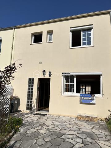 EXCLUSIVITE BSK IMMOBILIER. 
OPPORTUNITE A SAISIR.

Venez découvrir cette maison mitoyenne 5 PIECES  ( 85M2 environ ) +  UN SOUS  SOL TOTAL HORS SOL  (45M2 environ avec possibilité de faire une cuisine d été, bureau, salle de jeux)   , ideale pour une famille,  située dans un environnement paisible et recherché.
 Résidence la CHEVAUCHEE DE balizy- 
Composée: d une entrée avec rangements, cuisine aménagée et équipée,  séjour/ salon lumineux et  traversant parqueté,
wc séparé.
 A l étage: dégagement, 3 chambres parquetées, grande salle d'eau avec wc. 
 
SOUS SOL TOTAL : buanderie, cellier de 45 M2 en plus avec accès au jardinet clos.
Petite terrasse devant et à l arrière.
Jardinet clos de 140M2 avec chalet de jardin. 

LES + 
Combles (pour rangements)
Fenêtres PVC double vitrage, volets roulants électriques  récents.
A proximité des transports en commun ( TRAM T12, RER C) , écoles et commerces.

 Maison entretenue saine mais RAFRAICHISSEMENT A PREVOIR. 

Certaines photos ont été générées par IA afin de mieux vous projeter dans le potentiel du bien. 

A VISITER SANS TARDER.