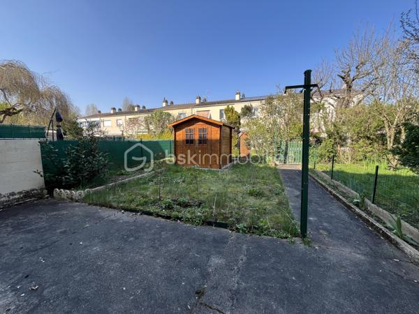 EXCLUSIVITE BSK IMMOBILIER. 
OPPORTUNITE A SAISIR.

Venez découvrir cette maison mitoyenne 5 PIECES  ( 85M2 environ ) +  UN SOUS  SOL TOTAL HORS SOL  (45M2 environ avec possibilité de faire une cuisine d été, bureau, salle de jeux)   , ideale pour une famille,  située dans un environnement paisible et recherché.
 Résidence la CHEVAUCHEE DE balizy- 
Composée: d une entrée avec rangements, cuisine aménagée et équipée,  séjour/ salon lumineux et  traversant parqueté,
wc séparé.
 A l étage: dégagement, 3 chambres parquetées, grande salle d'eau avec wc. 
 
SOUS SOL TOTAL : buanderie, cellier de 45 M2 en plus avec accès au jardinet clos.
Petite terrasse devant et à l arrière.
Jardinet clos de 140M2 avec chalet de jardin. 

LES + 
Combles (pour rangements)
Fenêtres PVC double vitrage, volets roulants électriques  récents.
A proximité des transports en commun ( TRAM T12, RER C) , écoles et commerces.

 Maison entretenue saine mais RAFRAICHISSEMENT A PREVOIR. 

Certaines photos ont été générées par IA afin de mieux vous projeter dans le potentiel du bien. 

A VISITER SANS TARDER.