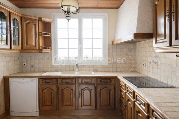 EXCLUSIVITE BSK IMMOBILIER. 
OPPORTUNITE A SAISIR.

Venez découvrir cette maison mitoyenne 5 PIECES  ( 85M2 environ ) +  UN SOUS  SOL TOTAL HORS SOL  (45M2 environ avec possibilité de faire une cuisine d été, bureau, salle de jeux)   , ideale pour une famille,  située dans un environnement paisible et recherché.
 Résidence la CHEVAUCHEE DE balizy- 
Composée: d une entrée avec rangements, cuisine aménagée et équipée,  séjour/ salon lumineux et  traversant parqueté,
wc séparé.
 A l étage: dégagement, 3 chambres parquetées, grande salle d'eau avec wc. 
 
SOUS SOL TOTAL : buanderie, cellier de 45 M2 en plus avec accès au jardinet clos.
Petite terrasse devant et à l arrière.
Jardinet clos de 140M2 avec chalet de jardin. 

LES + 
Combles (pour rangements)
Fenêtres PVC double vitrage, volets roulants électriques  récents.
A proximité des transports en commun ( TRAM T12, RER C) , écoles et commerces.

 Maison entretenue saine mais RAFRAICHISSEMENT A PREVOIR. 

Certaines photos ont été générées par IA afin de mieux vous projeter dans le potentiel du bien. 

A VISITER SANS TARDER.