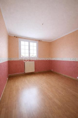 EXCLUSIVITE BSK IMMOBILIER. 
OPPORTUNITE A SAISIR.

Venez découvrir cette maison mitoyenne 5 PIECES  ( 85M2 environ ) +  UN SOUS  SOL TOTAL HORS SOL  (45M2 environ avec possibilité de faire une cuisine d été, bureau, salle de jeux)   , ideale pour une famille,  située dans un environnement paisible et recherché.
 Résidence la CHEVAUCHEE DE balizy- 
Composée: d une entrée avec rangements, cuisine aménagée et équipée,  séjour/ salon lumineux et  traversant parqueté,
wc séparé.
 A l étage: dégagement, 3 chambres parquetées, grande salle d'eau avec wc. 
 
SOUS SOL TOTAL : buanderie, cellier de 45 M2 en plus avec accès au jardinet clos.
Petite terrasse devant et à l arrière.
Jardinet clos de 140M2 avec chalet de jardin. 

LES + 
Combles (pour rangements)
Fenêtres PVC double vitrage, volets roulants électriques  récents.
A proximité des transports en commun ( TRAM T12, RER C) , écoles et commerces.

 Maison entretenue saine mais RAFRAICHISSEMENT A PREVOIR. 

Certaines photos ont été générées par IA afin de mieux vous projeter dans le potentiel du bien. 

A VISITER SANS TARDER.