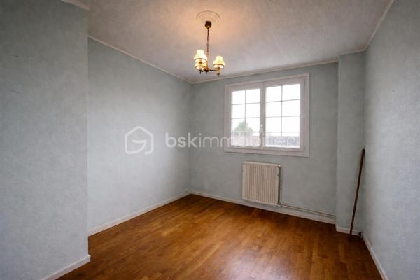 EXCLUSIVITE BSK IMMOBILIER. 
OPPORTUNITE A SAISIR.

Venez découvrir cette maison mitoyenne 5 PIECES  ( 85M2 environ ) +  UN SOUS  SOL TOTAL HORS SOL  (45M2 environ avec possibilité de faire une cuisine d été, bureau, salle de jeux)   , ideale pour une famille,  située dans un environnement paisible et recherché.
 Résidence la CHEVAUCHEE DE balizy- 
Composée: d une entrée avec rangements, cuisine aménagée et équipée,  séjour/ salon lumineux et  traversant parqueté,
wc séparé.
 A l étage: dégagement, 3 chambres parquetées, grande salle d'eau avec wc. 
 
SOUS SOL TOTAL : buanderie, cellier de 45 M2 en plus avec accès au jardinet clos.
Petite terrasse devant et à l arrière.
Jardinet clos de 140M2 avec chalet de jardin. 

LES + 
Combles (pour rangements)
Fenêtres PVC double vitrage, volets roulants électriques  récents.
A proximité des transports en commun ( TRAM T12, RER C) , écoles et commerces.

 Maison entretenue saine mais RAFRAICHISSEMENT A PREVOIR. 

Certaines photos ont été générées par IA afin de mieux vous projeter dans le potentiel du bien. 

A VISITER SANS TARDER.