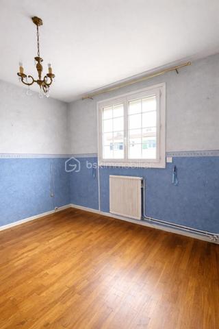 EXCLUSIVITE BSK IMMOBILIER. 
OPPORTUNITE A SAISIR.

Venez découvrir cette maison mitoyenne 5 PIECES  ( 85M2 environ ) +  UN SOUS  SOL TOTAL HORS SOL  (45M2 environ avec possibilité de faire une cuisine d été, bureau, salle de jeux)   , ideale pour une famille,  située dans un environnement paisible et recherché.
 Résidence la CHEVAUCHEE DE balizy- 
Composée: d une entrée avec rangements, cuisine aménagée et équipée,  séjour/ salon lumineux et  traversant parqueté,
wc séparé.
 A l étage: dégagement, 3 chambres parquetées, grande salle d'eau avec wc. 
 
SOUS SOL TOTAL : buanderie, cellier de 45 M2 en plus avec accès au jardinet clos.
Petite terrasse devant et à l arrière.
Jardinet clos de 140M2 avec chalet de jardin. 

LES + 
Combles (pour rangements)
Fenêtres PVC double vitrage, volets roulants électriques  récents.
A proximité des transports en commun ( TRAM T12, RER C) , écoles et commerces.

 Maison entretenue saine mais RAFRAICHISSEMENT A PREVOIR. 

Certaines photos ont été générées par IA afin de mieux vous projeter dans le potentiel du bien. 

A VISITER SANS TARDER.