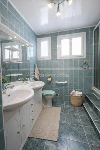 EXCLUSIVITE BSK IMMOBILIER. 
OPPORTUNITE A SAISIR.

Venez découvrir cette maison mitoyenne 5 PIECES  ( 85M2 environ ) +  UN SOUS  SOL TOTAL HORS SOL  (45M2 environ avec possibilité de faire une cuisine d été, bureau, salle de jeux)   , ideale pour une famille,  située dans un environnement paisible et recherché.
 Résidence la CHEVAUCHEE DE balizy- 
Composée: d une entrée avec rangements, cuisine aménagée et équipée,  séjour/ salon lumineux et  traversant parqueté,
wc séparé.
 A l étage: dégagement, 3 chambres parquetées, grande salle d'eau avec wc. 
 
SOUS SOL TOTAL : buanderie, cellier de 45 M2 en plus avec accès au jardinet clos.
Petite terrasse devant et à l arrière.
Jardinet clos de 140M2 avec chalet de jardin. 

LES + 
Combles (pour rangements)
Fenêtres PVC double vitrage, volets roulants électriques  récents.
A proximité des transports en commun ( TRAM T12, RER C) , écoles et commerces.

 Maison entretenue saine mais RAFRAICHISSEMENT A PREVOIR. 

Certaines photos ont été générées par IA afin de mieux vous projeter dans le potentiel du bien. 

A VISITER SANS TARDER.