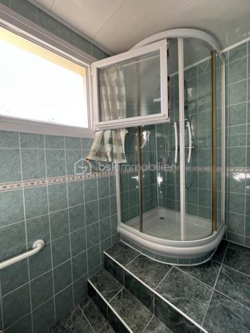 EXCLUSIVITE BSK IMMOBILIER. 
OPPORTUNITE A SAISIR.

Venez découvrir cette maison mitoyenne 5 PIECES  ( 85M2 environ ) +  UN SOUS  SOL TOTAL HORS SOL  (45M2 environ avec possibilité de faire une cuisine d été, bureau, salle de jeux)   , ideale pour une famille,  située dans un environnement paisible et recherché.
 Résidence la CHEVAUCHEE DE balizy- 
Composée: d une entrée avec rangements, cuisine aménagée et équipée,  séjour/ salon lumineux et  traversant parqueté,
wc séparé.
 A l étage: dégagement, 3 chambres parquetées, grande salle d'eau avec wc. 
 
SOUS SOL TOTAL : buanderie, cellier de 45 M2 en plus avec accès au jardinet clos.
Petite terrasse devant et à l arrière.
Jardinet clos de 140M2 avec chalet de jardin. 

LES + 
Combles (pour rangements)
Fenêtres PVC double vitrage, volets roulants électriques  récents.
A proximité des transports en commun ( TRAM T12, RER C) , écoles et commerces.

 Maison entretenue saine mais RAFRAICHISSEMENT A PREVOIR. 

Certaines photos ont été générées par IA afin de mieux vous projeter dans le potentiel du bien. 

A VISITER SANS TARDER.