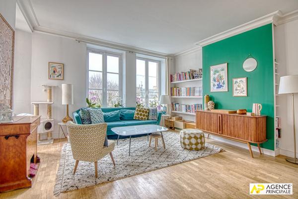 Versailles Saint-Louis appartement 7 pièces en duplex 165.38 m² au sol situé au 2ème et 3ème étage d'un immeuble 18ème avec 2 caves et parking en option 1 320 000 € ** - Référence 27050