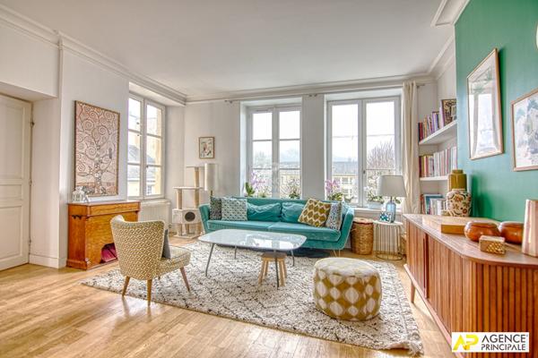 Versailles Saint-Louis appartement 7 pièces en duplex 165.38 m² au sol situé au 2ème et 3ème étage d'un immeuble 18ème avec 2 caves et parking en option 1 320 000 € ** - Référence 27050