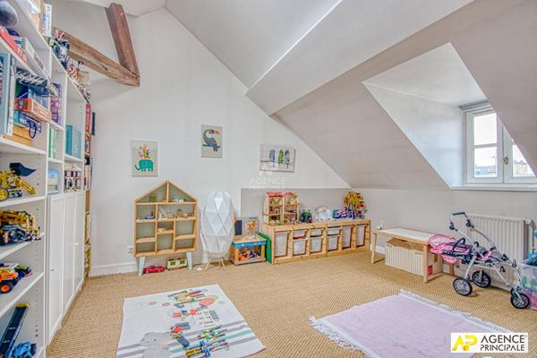 Versailles Saint-Louis appartement 7 pièces en duplex 165.38 m² au sol situé au 2ème et 3ème étage d'un immeuble 18ème avec 2 caves et parking en option 1 320 000 € ** - Référence 27050