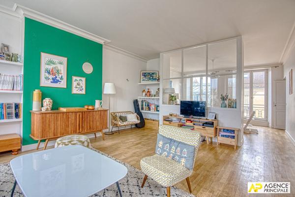 Versailles Saint-Louis appartement 7 pièces en duplex 165.38 m² au sol situé au 2ème et 3ème étage d'un immeuble 18ème avec 2 caves et parking en option 1 320 000 € ** - Référence 27050