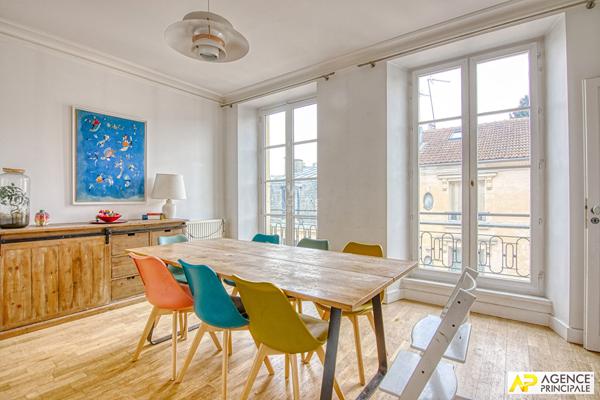 Versailles Saint-Louis appartement 7 pièces en duplex 165.38 m² au sol situé au 2ème et 3ème étage d'un immeuble 18ème avec 2 caves et parking en option 1 320 000 € ** - Référence 27050