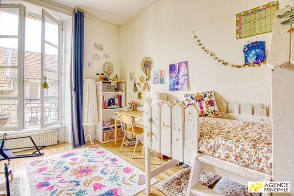 Versailles Saint-Louis appartement 7 pièces en duplex 165.38 m² au sol situé au 2ème et 3ème étage d'un immeuble 18ème avec 2 caves et parking en option 1 320 000 € ** - Référence 27050