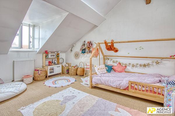 Versailles Saint-Louis appartement 7 pièces en duplex 165.38 m² au sol situé au 2ème et 3ème étage d'un immeuble 18ème avec 2 caves et parking en option 1 320 000 € ** - Référence 27050