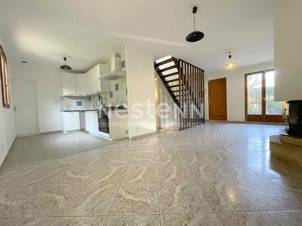 CHAUMONT EN VEXIN maison individuelle de 123 m² / salon séjour de 60 m² / 3 chambres / garage