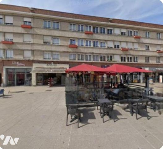 DUNKERQUE CENTRE - Place Jean-Bart, 1er étage - APT F5 de 102 m², comprenant :
Entrée (6,18 m²...