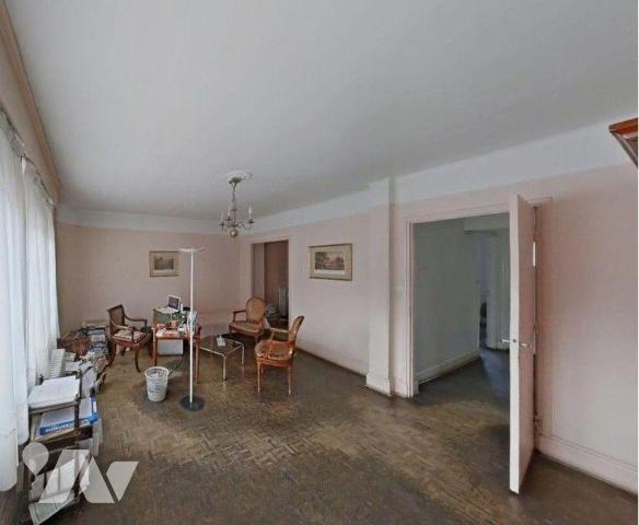 DUNKERQUE CENTRE - Place Jean-Bart, 1er étage - APT F5 de 102 m², comprenant :
Entrée (6,18 m²...