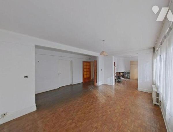 DUNKERQUE CENTRE - Place Jean-Bart, 1er étage - APT F5 de 102 m², comprenant :
Entrée (6,18 m²...