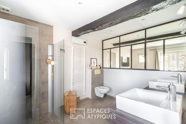 Ancien cuvage de 1850 à la rénovation contemporaine avec dépendances et piscine