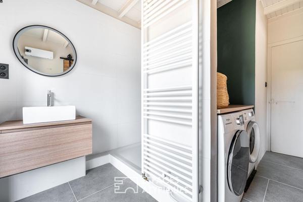 Ancien cuvage de 1850 à la rénovation contemporaine avec dépendances et piscine
