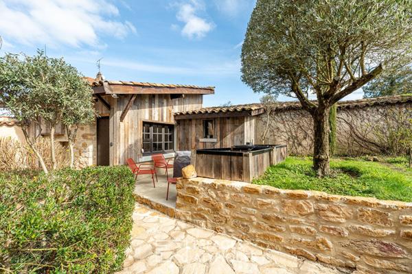 Ancien cuvage de 1850 à la rénovation contemporaine avec dépendances et piscine
