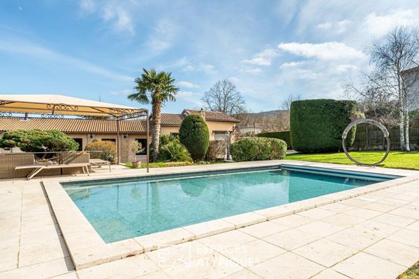 Ancien cuvage de 1850 à la rénovation contemporaine avec dépendances et piscine