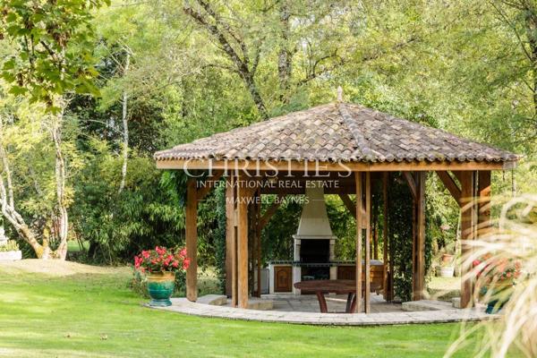 A 20 km au nord de Libourne, grande propriété de charme avec manoir, longère, salle de cinéma, petit vignoble…