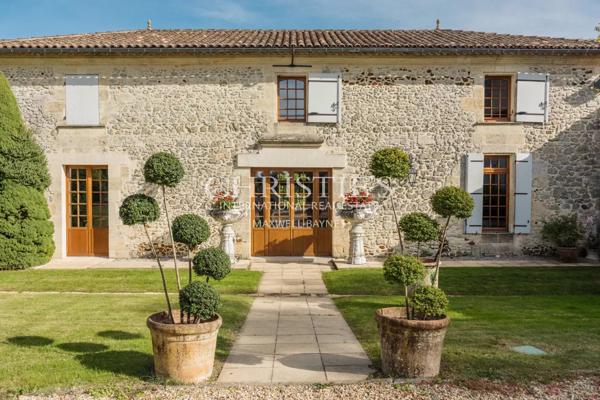 A 20 km au nord de Libourne, grande propriété de charme avec manoir, longère, salle de cinéma, petit vignoble…