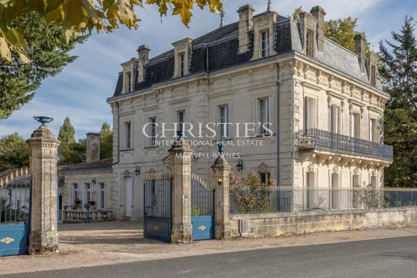 A 20 km au nord de Libourne, grande propriété de charme avec manoir, longère, salle de cinéma, petit vignoble…