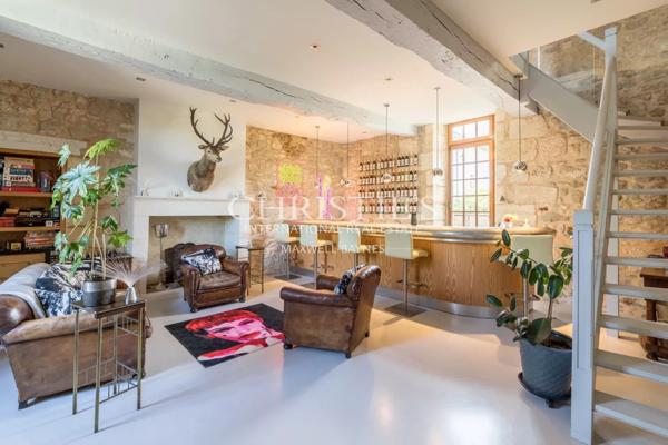 A 20 km au nord de Libourne, grande propriété de charme avec manoir, longère, salle de cinéma, petit vignoble…