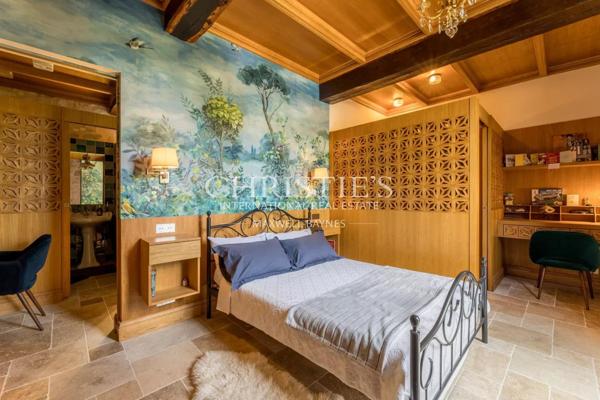 A 20 km au nord de Libourne, grande propriété de charme avec manoir, longère, salle de cinéma, petit vignoble…