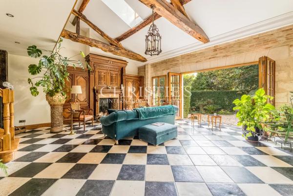 A 20 km au nord de Libourne, grande propriété de charme avec manoir, longère, salle de cinéma, petit vignoble…