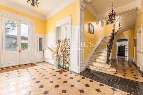 A 20 km au nord de Libourne, grande propriété de charme avec manoir, longère, salle de cinéma, petit vignoble…