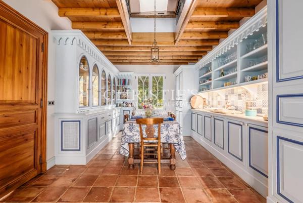 A 20 km au nord de Libourne, grande propriété de charme avec manoir, longère, salle de cinéma, petit vignoble…