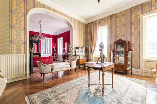 A 20 km au nord de Libourne, grande propriété de charme avec manoir, longère, salle de cinéma, petit vignoble…