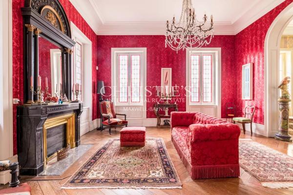 A 20 km au nord de Libourne, grande propriété de charme avec manoir, longère, salle de cinéma, petit vignoble…