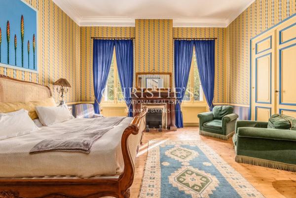 A 20 km au nord de Libourne, grande propriété de charme avec manoir, longère, salle de cinéma, petit vignoble…