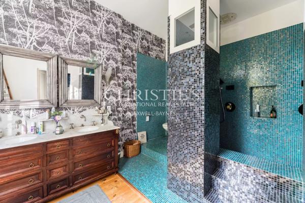 A 20 km au nord de Libourne, grande propriété de charme avec manoir, longère, salle de cinéma, petit vignoble…