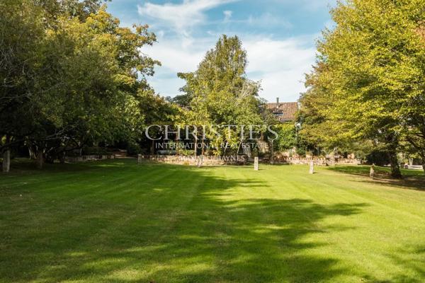A 20 km au nord de Libourne, grande propriété de charme avec manoir, longère, salle de cinéma, petit vignoble…