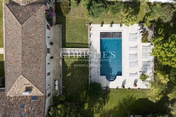 A 20 km au nord de Libourne, grande propriété de charme avec manoir, longère, salle de cinéma, petit vignoble…